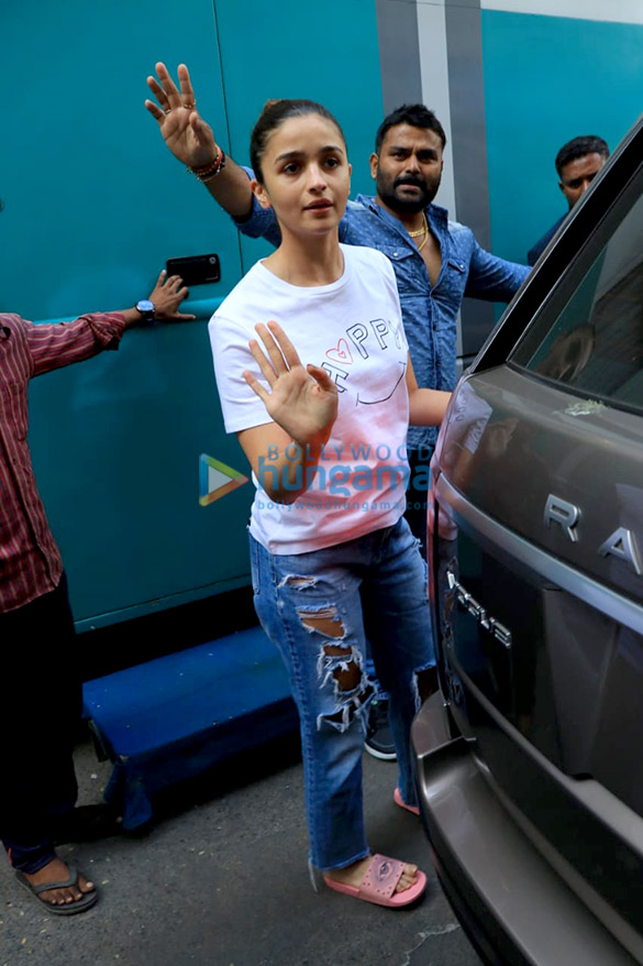 Photos: Alia Bhatt snapped at a shoot location