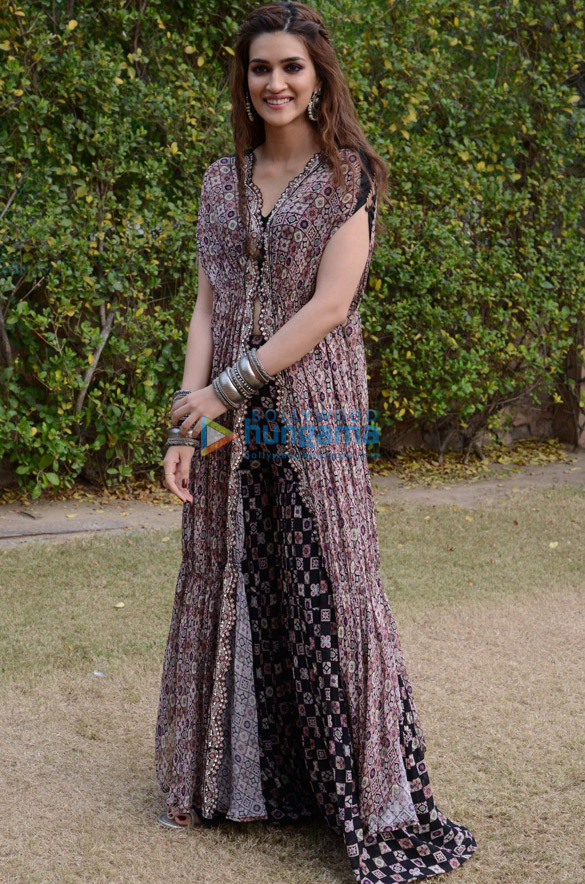 photos arjun kapoor and kriti sanon snapped promoting their film panipat in delhi 1