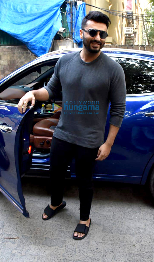 Photos: Arjun Kapoor snapped at a dubbing studio in Juhu Photos: Arjun Kapoor snapped at a dubbing studio in Juhu