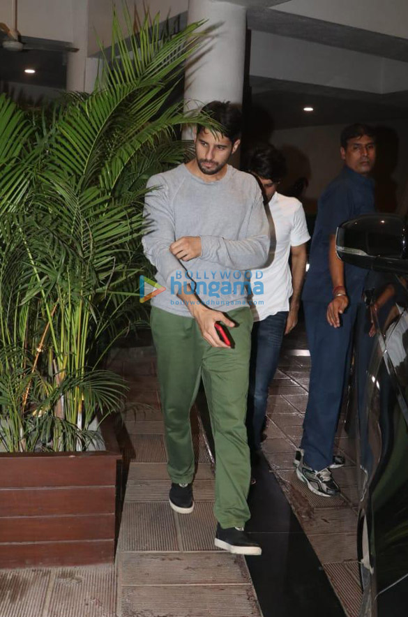 photos celebs arriving at manish malhotras house to pay their respect after the demise of his father 099 2