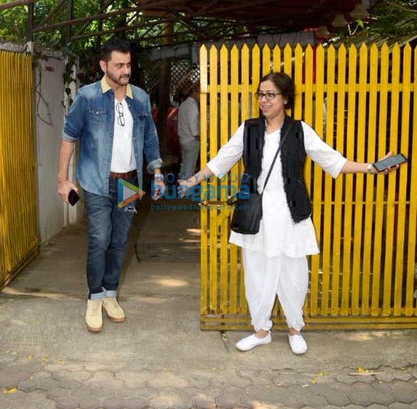 photos celebs attend shabana azmis mother shaukat azmis last rites 13