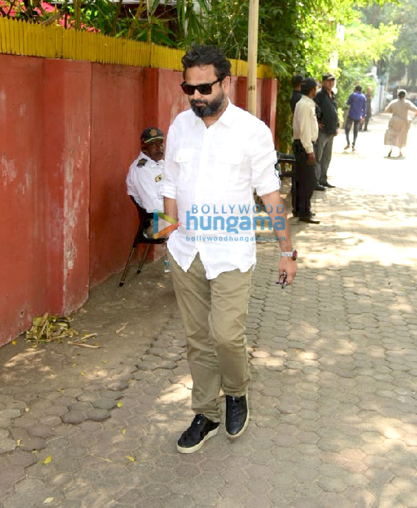 photos celebs attend shabana azmis mother shaukat azmis last rites 22
