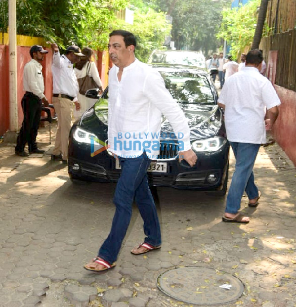 photos celebs attend shabana azmis mother shaukat azmis last rites 23