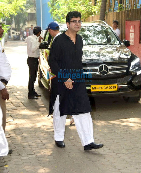 photos celebs attend shabana azmis mother shaukat azmis last rites 25