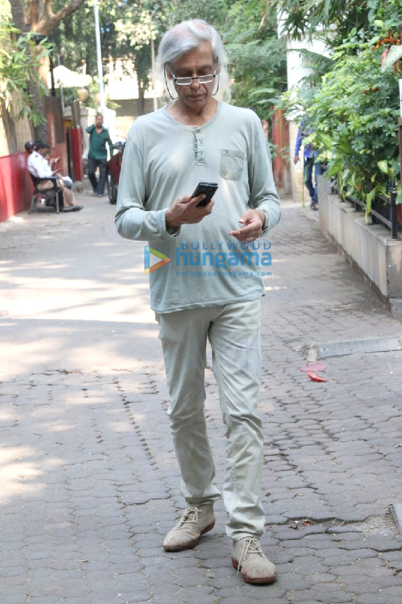 photos celebs attend shabana azmis mother shaukat azmis last rites 26