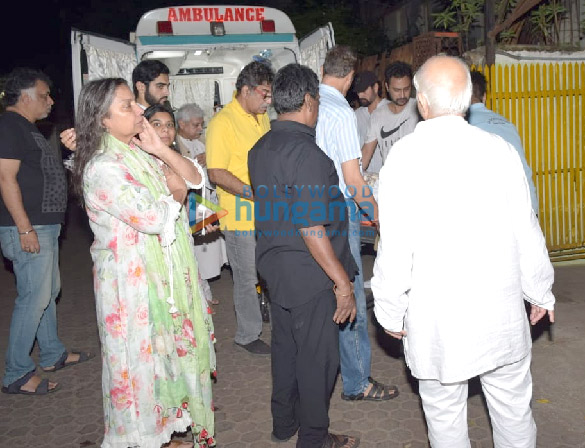 photos celebs attend shabana azmis mother shaukat azmis last rites 4