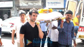 Photos: Celebs attend the funeral of Manish Malhotra’s father