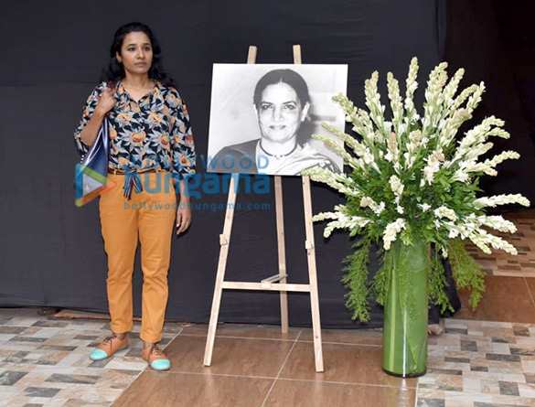 photos celebs attend the prayer meet for shabana azmis mother shaukat kaifi 14