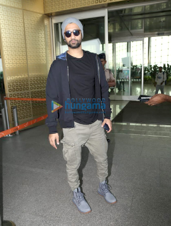 photos hrithik roshan mouni roy and vicky kaushal snapped at the airport 5