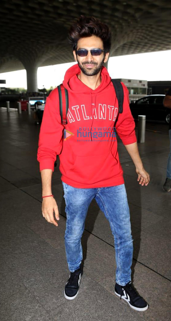 photos kareena kapoor khan taimur ali khan and kartik aaryan snapped at the airport
