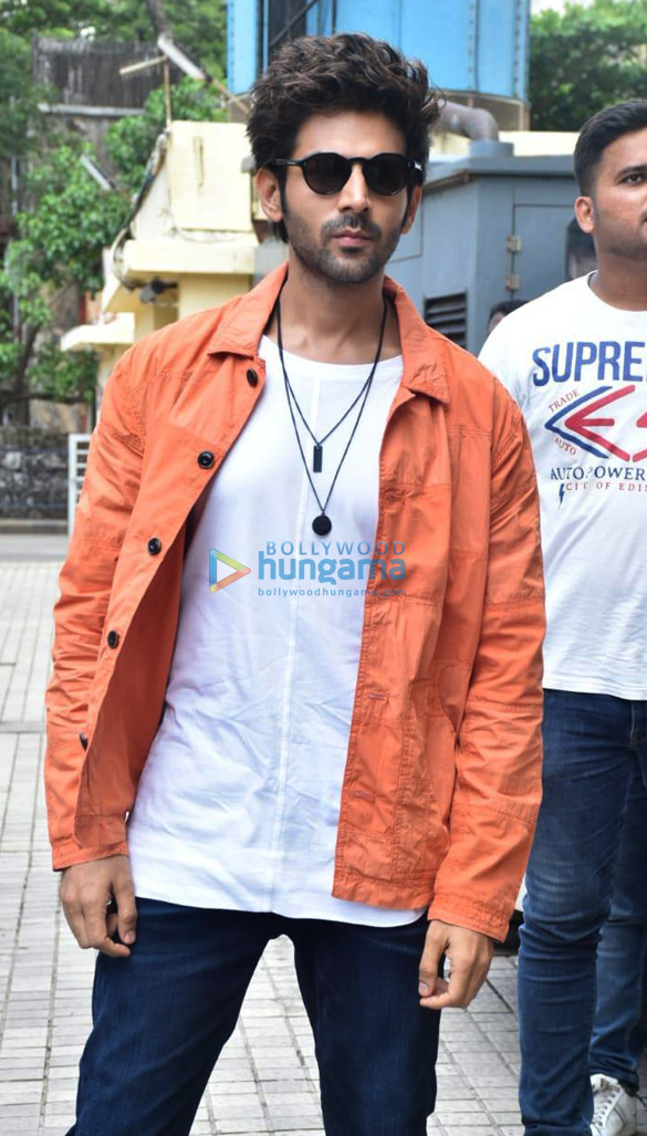 photos kartik aaryan ananya panday and others snapped at pati patni aur woh trailer launch 8