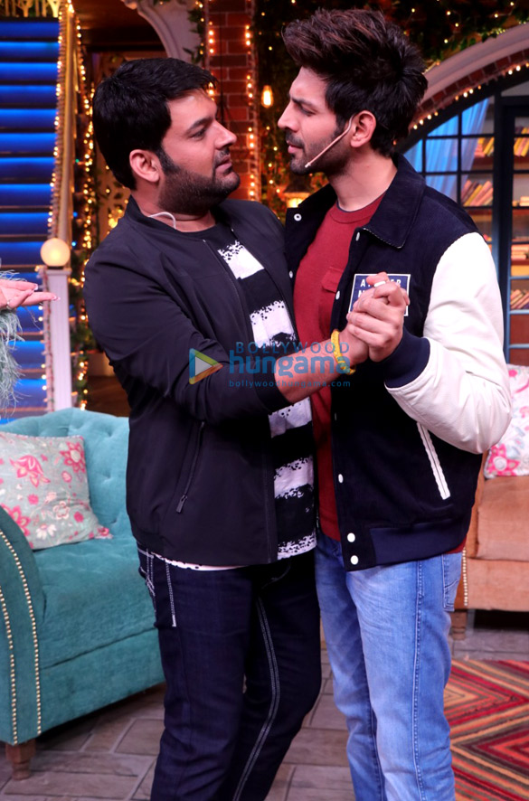 photos kartik aaryan bhumi pednekar and ananya panday promote pati patni aur woh on the sets of the kapil sharma show 3