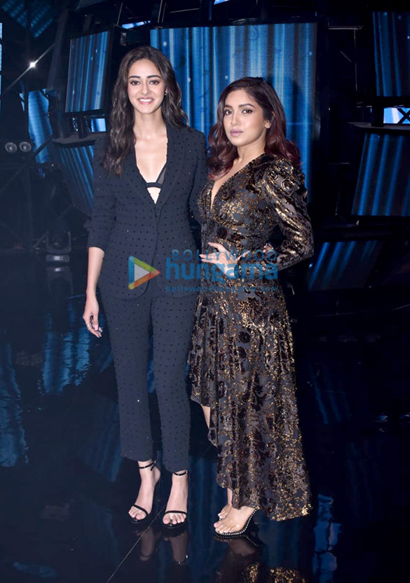 photos kartik aaryan bhumi pednekar and ananya panday snapped on sets of indian idol promoting their film pati patni aur woh 2