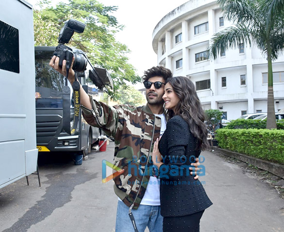 photos kartik aaryan bhumi pednekar and ananya panday snapped on sets of indian idol promoting their film pati patni aur woh1 1