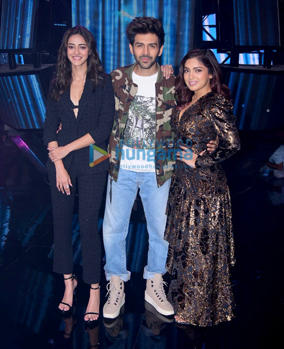 Photos: Kartik Aaryan, Bhumi Pednekar and Ananya Panday snapped on sets of Indian Idol promoting their film Pati Patni Aur Woh Photos: Kartik Aaryan, Bhumi Pednekar and Ananya Panday snapped on sets of Indian Idol promoting their film Pati Patni Aur Woh