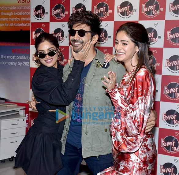 photos kartik aaryan bhumi pednekar and ananya panday snapped promoting their film pati patni aur woh at the fever 104 fm office 5