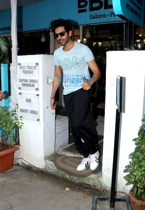 photos kartik aaryan snapped at bblunt salon in bandra 4