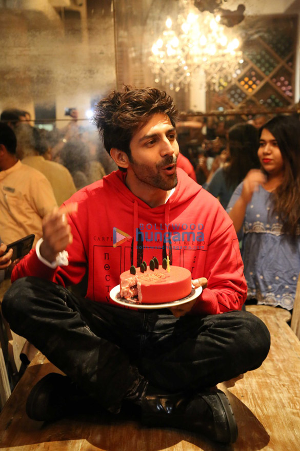 Photos Kartik Aaryan Snapped During His Birthday Celebration With Fans ...