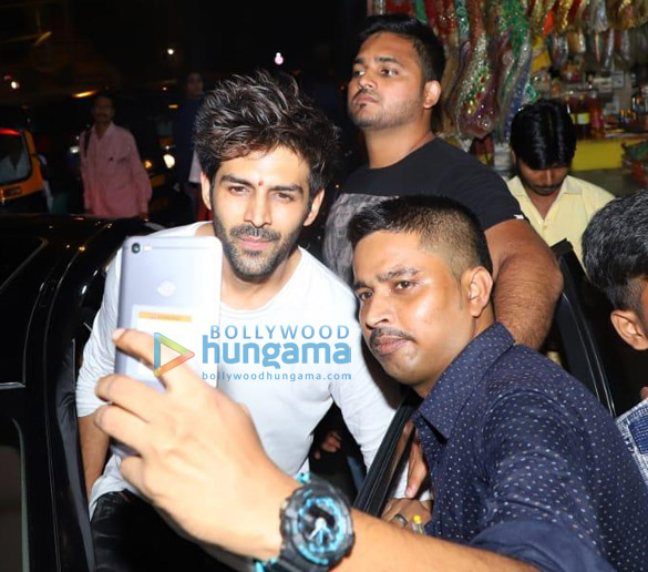 photos kartik aaryan snapped with his family at shani temple 1