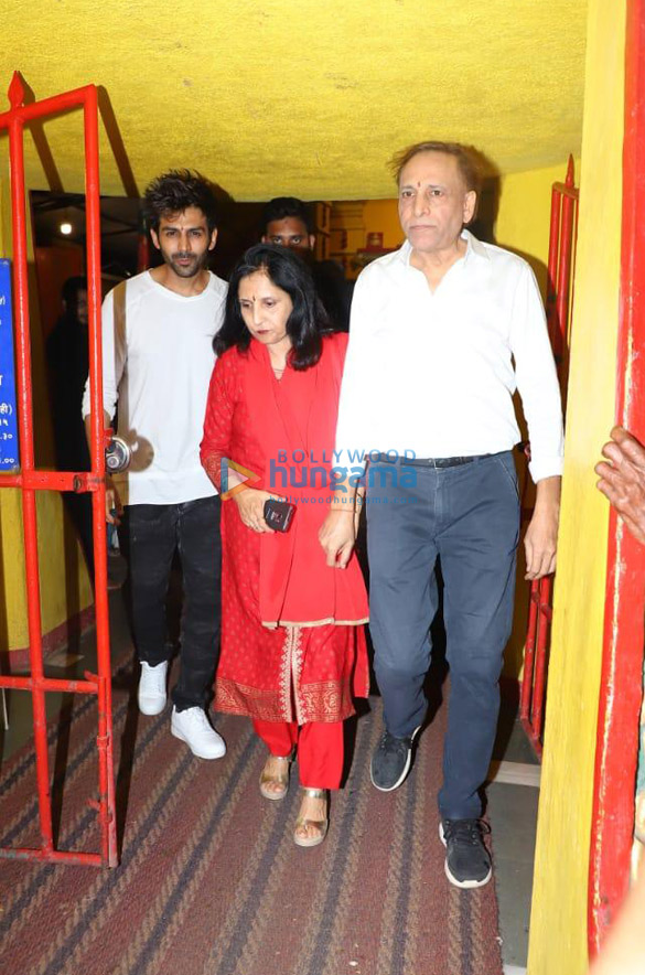 photos kartik aaryan snapped with his family at shani temple 2