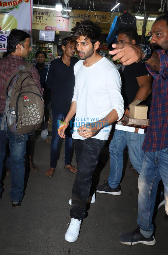 photos kartik aaryan snapped with his family at shani temple 5