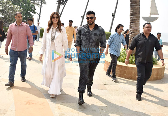 photos kriti sanon and arjun kapoor snapped during panipat promotions 1