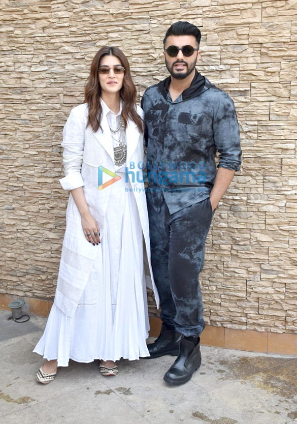 photos kriti sanon and arjun kapoor snapped during panipat promotions 6