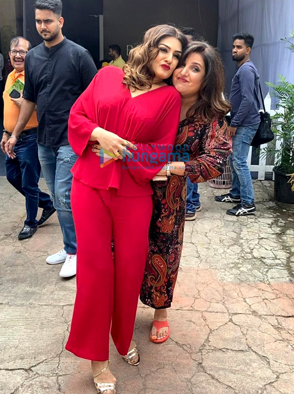 Photos: Raveena Tandon and Farah Khan snapped shooting for the show Backbenchers Photos: Raveena Tandon and Farah Khan snapped shooting for the show Backbenchers