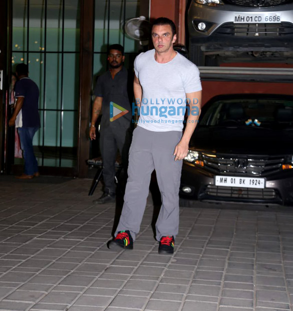 photos salman khan karisma kapoor arbaaz khan and others snapped at arpita khan and aayush sharmas wedding anniversary party 13