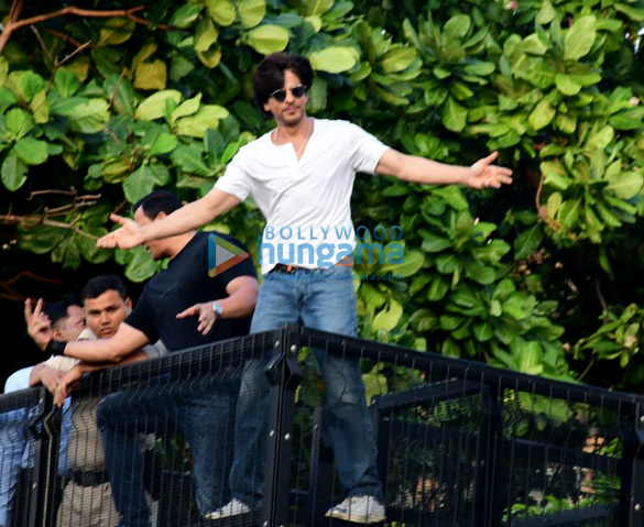 photos shah rukh khan greets the fans on his 54th birthday at mannat bandra 2