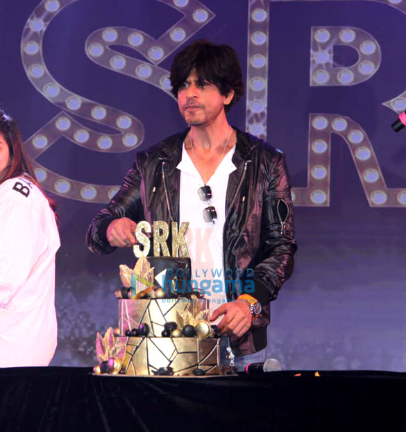 photos shah rukh khan snapped during his birthday celebration with fans 2