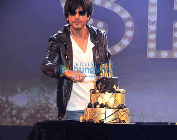 photos shah rukh khan snapped during his birthday celebration with fans 3