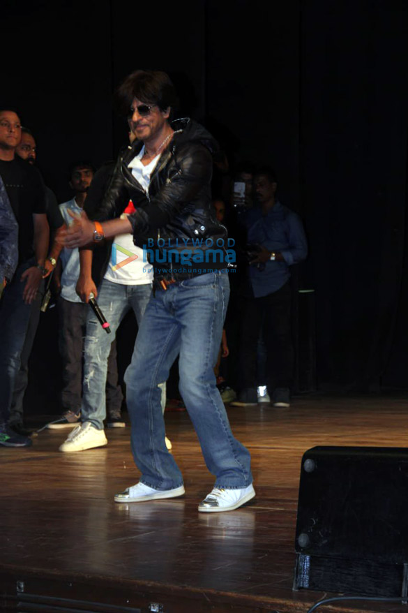 photos shah rukh khan snapped during his birthday celebration with fans1 1