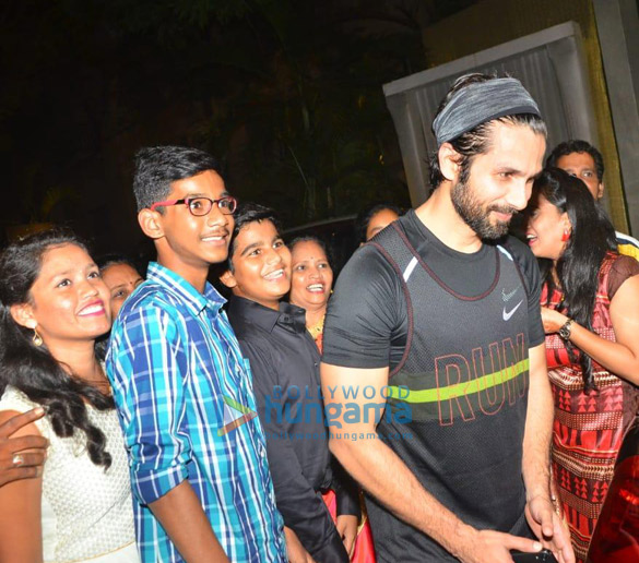 photos shahid kapoor snapped in juhu 2 2