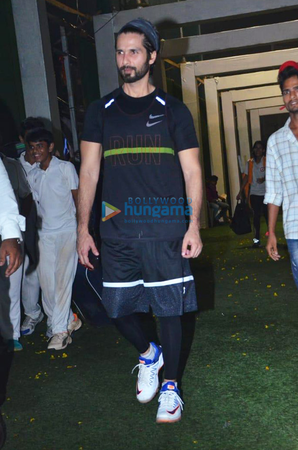 photos shahid kapoor snapped in juhu 5