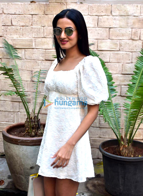 photos sonal chauhan snapped at bayroute in juhu 2
