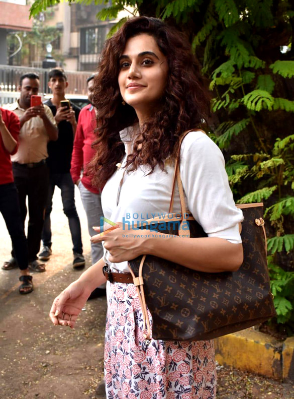 photos taapsee pannu and anjini dhawan spotted at kromakay salon juhu 4
