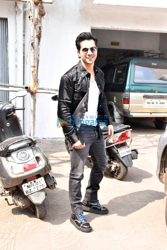 photos varun dhawan snapped at remo dsouzas house in andheri 1