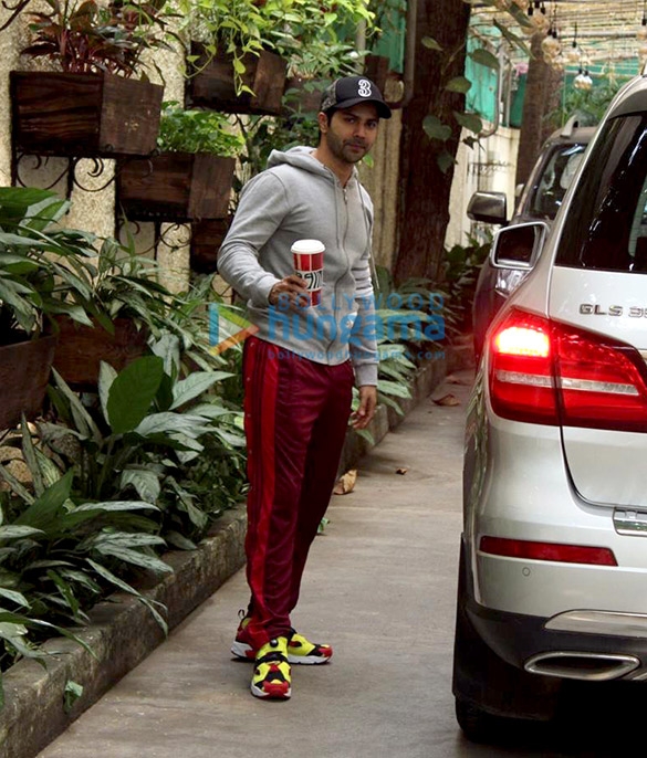 photos varun dhawan spotted at sunny super sound in juhu 3