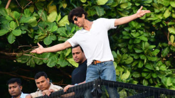 Happy Birthday Shah Rukh Khan: Actor greets fans with his signature pose outside Mannat