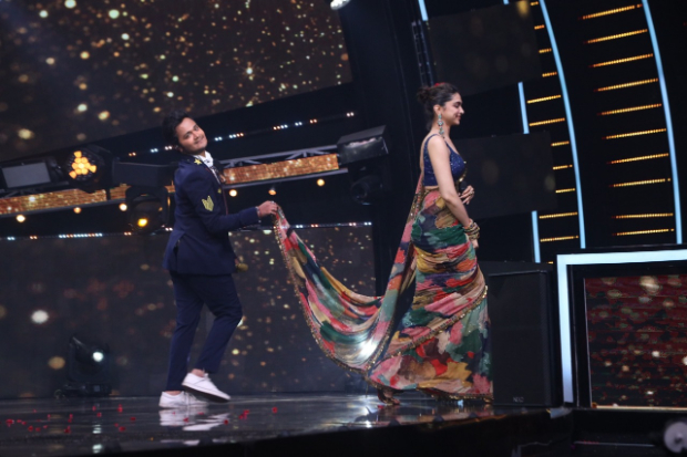 Deepika Padukone and Himesh Reshammiya perform on 'Naam Hai Tera Tera' on the sets of Indian Idol 11