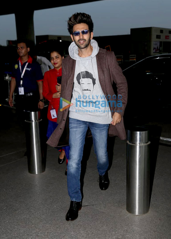kartik aaryan ananya panday bhumi pednekar and janhvi kapoor snapped at the airport 5