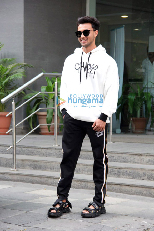 photos aayush sharma helen and atul agnihotri spotted at hinduja hospital 4