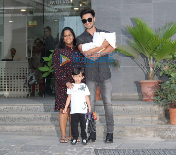 Photos: Aayush Sharma snapped with his wife Arpita Khan and his new born baby girl at Hinduja Hospital Photos: Aayush Sharma snapped with his wife Arpita Khan and his new born baby girl at Hinduja Hospital
