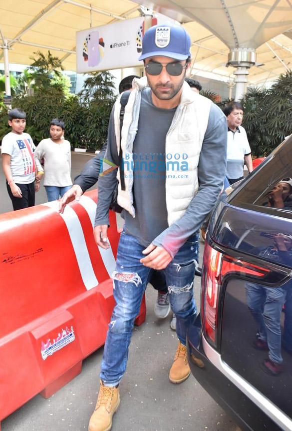 photos ajay devgn kajol saif ali khan and others snapped at the airport1 2