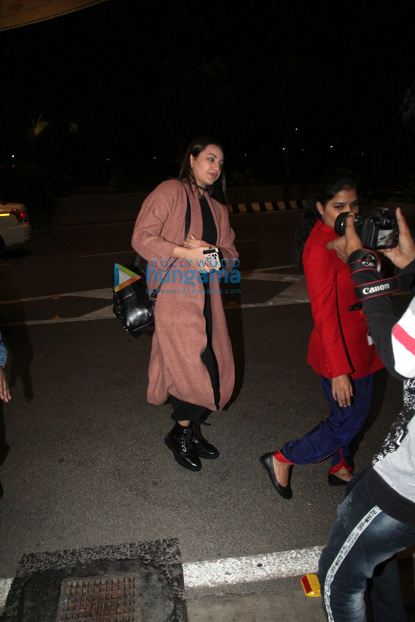 photos akshay kumar sonakshi sinha huma qureshi and aparshakti khurana snapped at the airport 2