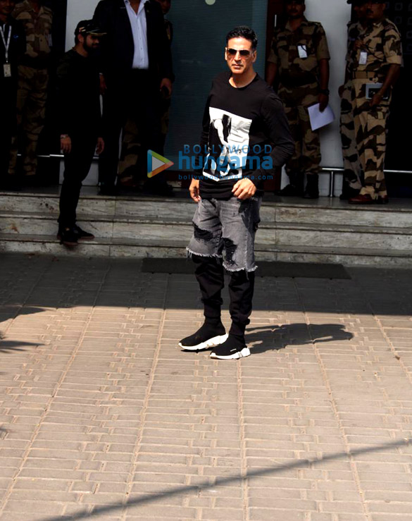 photos akshay kumar n kiara advani and diljit dosanjh at the airport 6