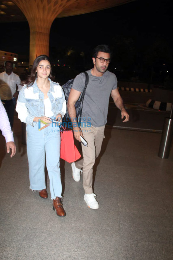 Photos: Alia Bhatt, Ranbir Kapoor, Sara Ali Khan and others snapped at the airport Photos: Alia Bhatt, Ranbir Kapoor, Sara Ali Khan and others snapped at the airport