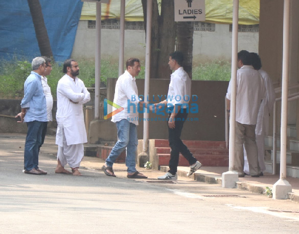 Photos: Celebs attend the funeral of Twinkle Khanna’s grandmother Betty Kapadia Photos: Celebs attend the funeral of Twinkle Khanna’s grandmother Betty Kapadia