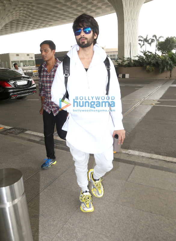 photos deepika padukone kartik aaryan kajol taapsee pannu and others snapped at the airport 8